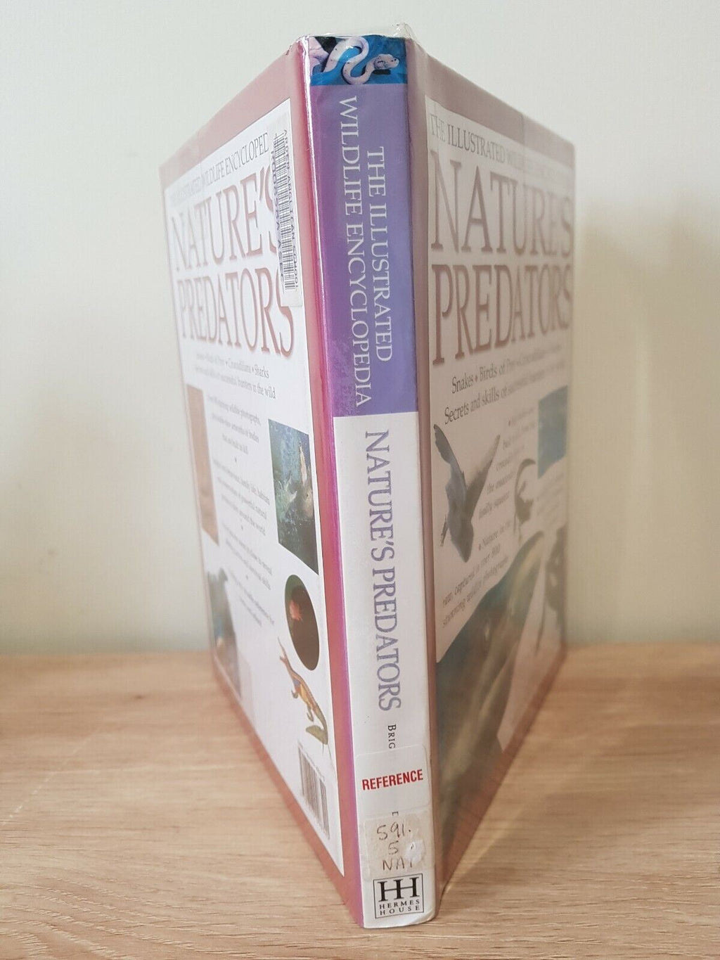 Nature's Predators (The Illustrated Wildlife Encyclopaedia) Hardcover Book