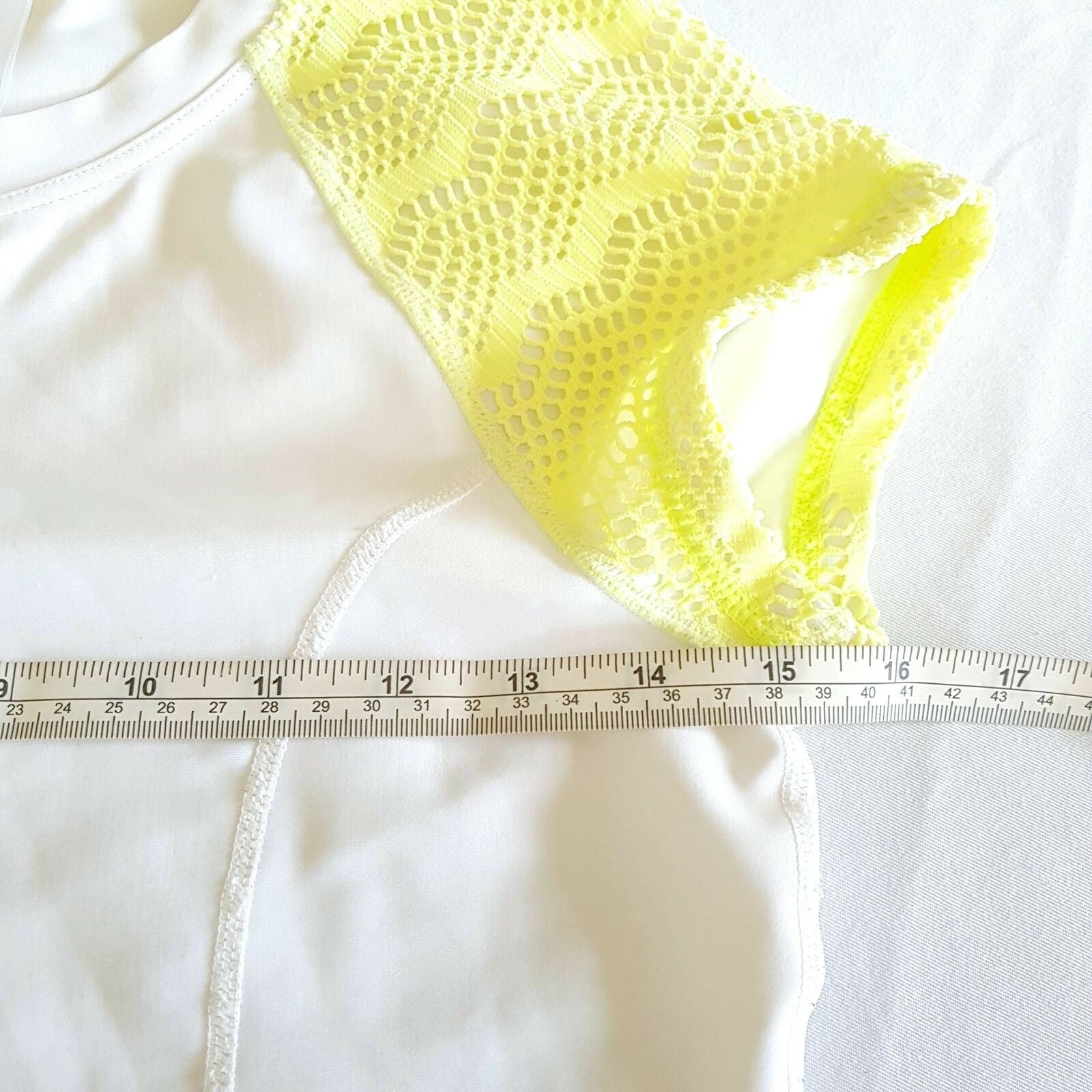 BILLABONG White Yellow Knit Short Sleeve Ladies Rash Guard Top Round Neck Size 8