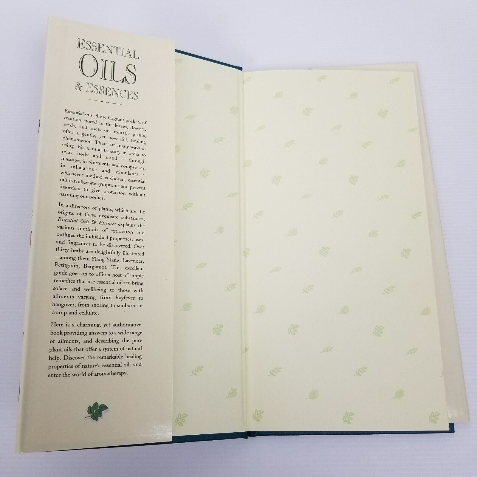 Essential Oils & Essences Shirley Whitton Aromatherapy Guide Hardcover 1995 Book