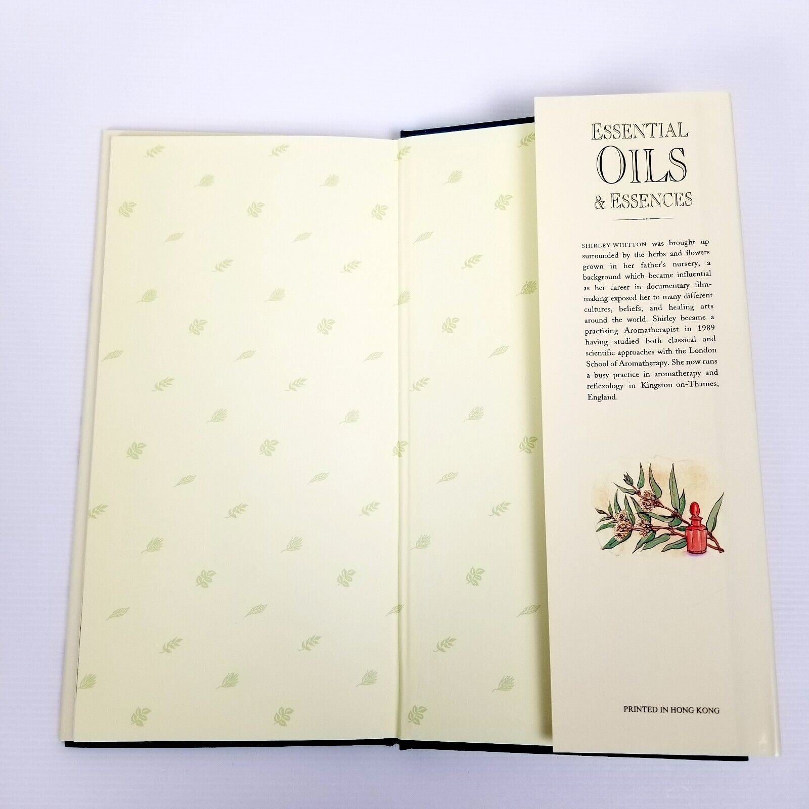 Essential Oils & Essences Shirley Whitton Aromatherapy Guide Hardcover 1995 Book