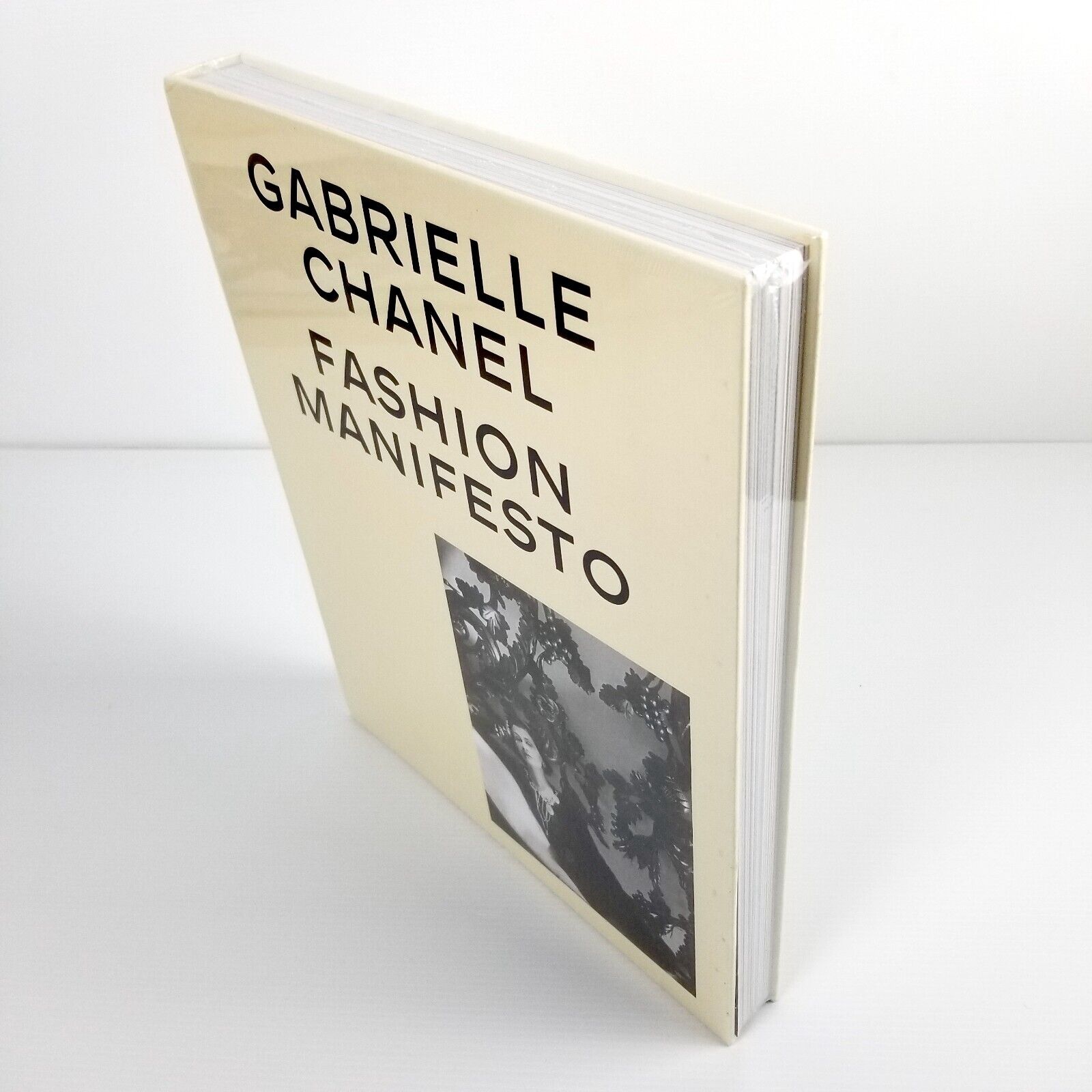 Gabrielle Chanel (Revised Edition) Fashion Manifesto by Miren Arzalluz Hardcover