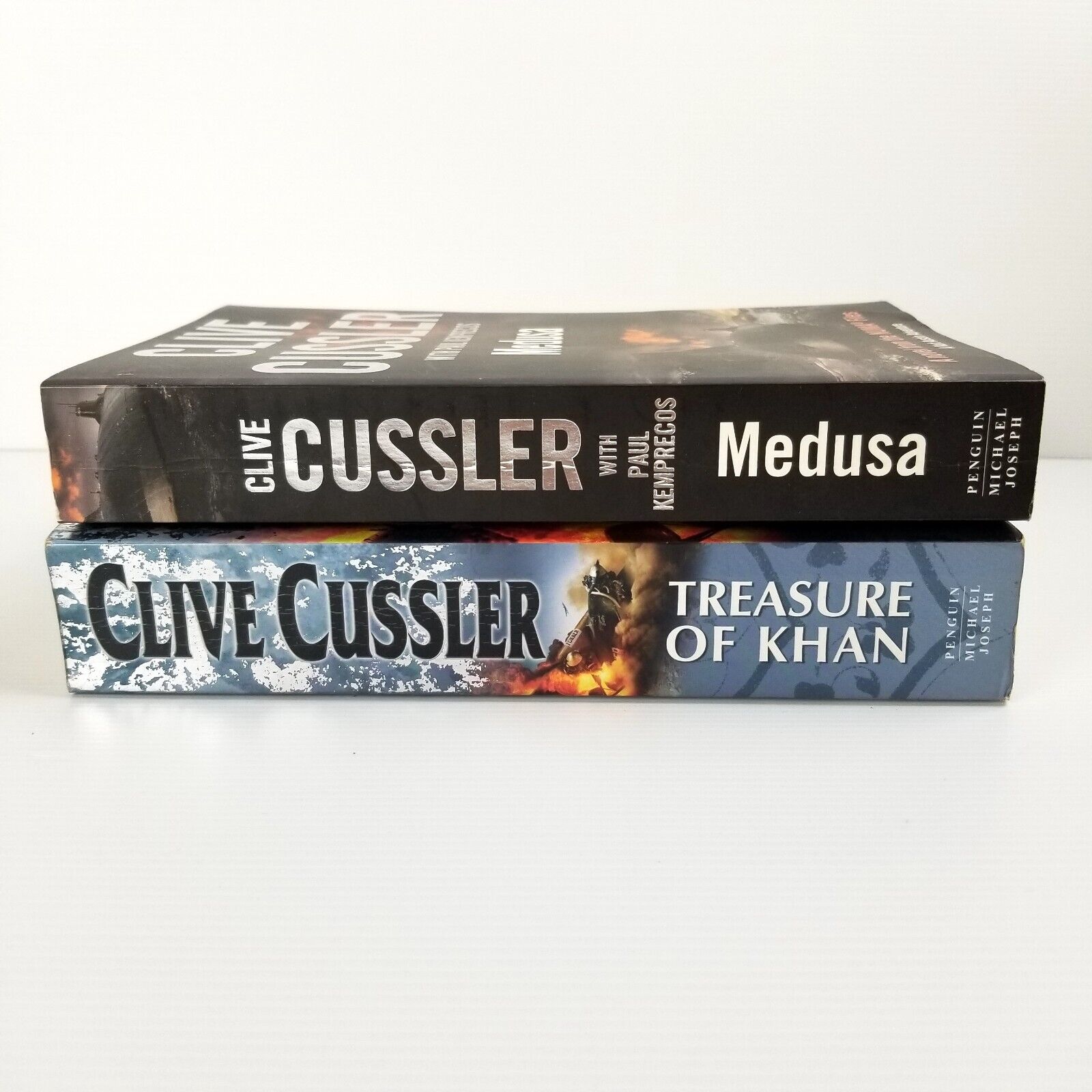 2pc Book Bundle Clive Cussler: Medusa & Treasure of Khan, Paperback Fiction Good
