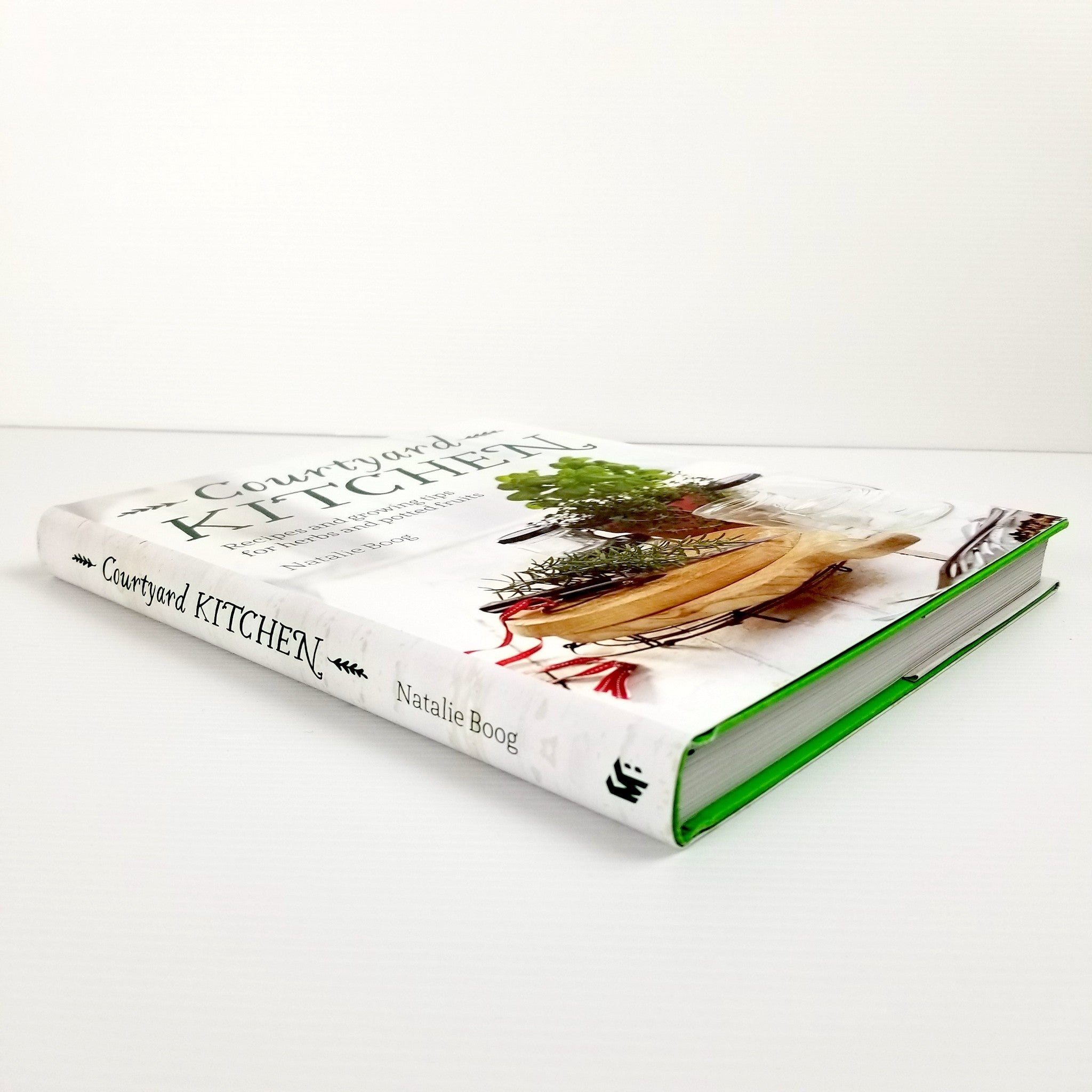 Courtyard Kitchen: Recipes and growing tips for herbs and potted fruits, N. Boog