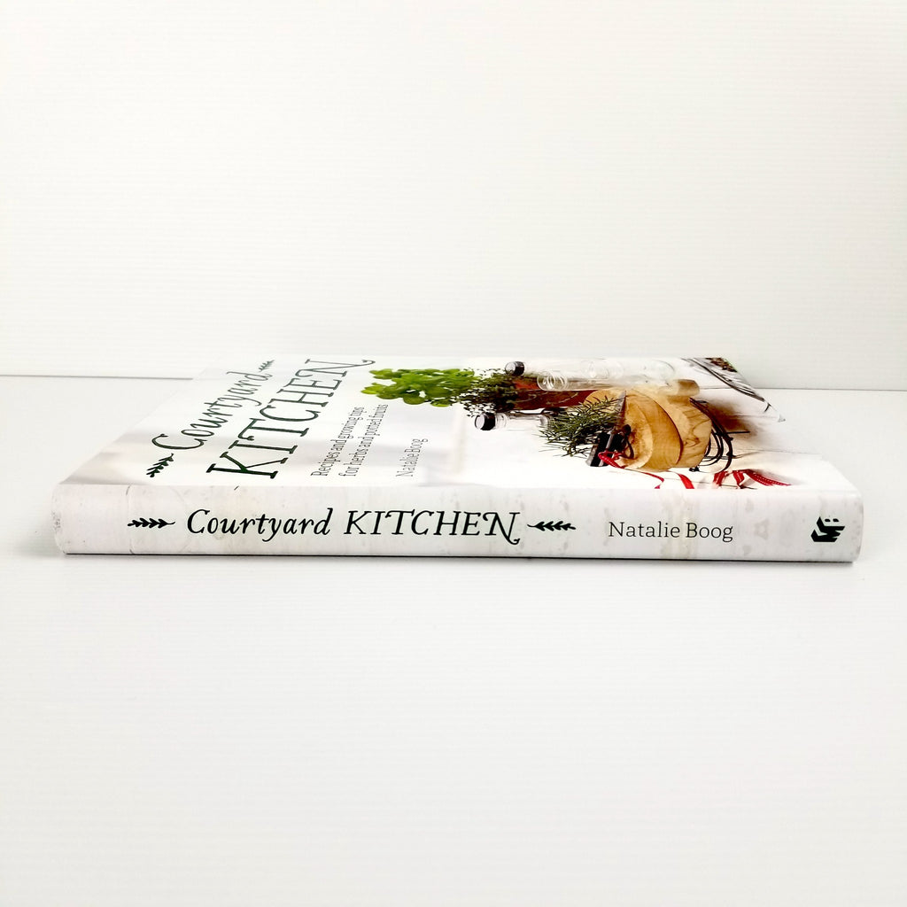 Courtyard Kitchen: Recipes and growing tips for herbs and potted fruits, N. Boog