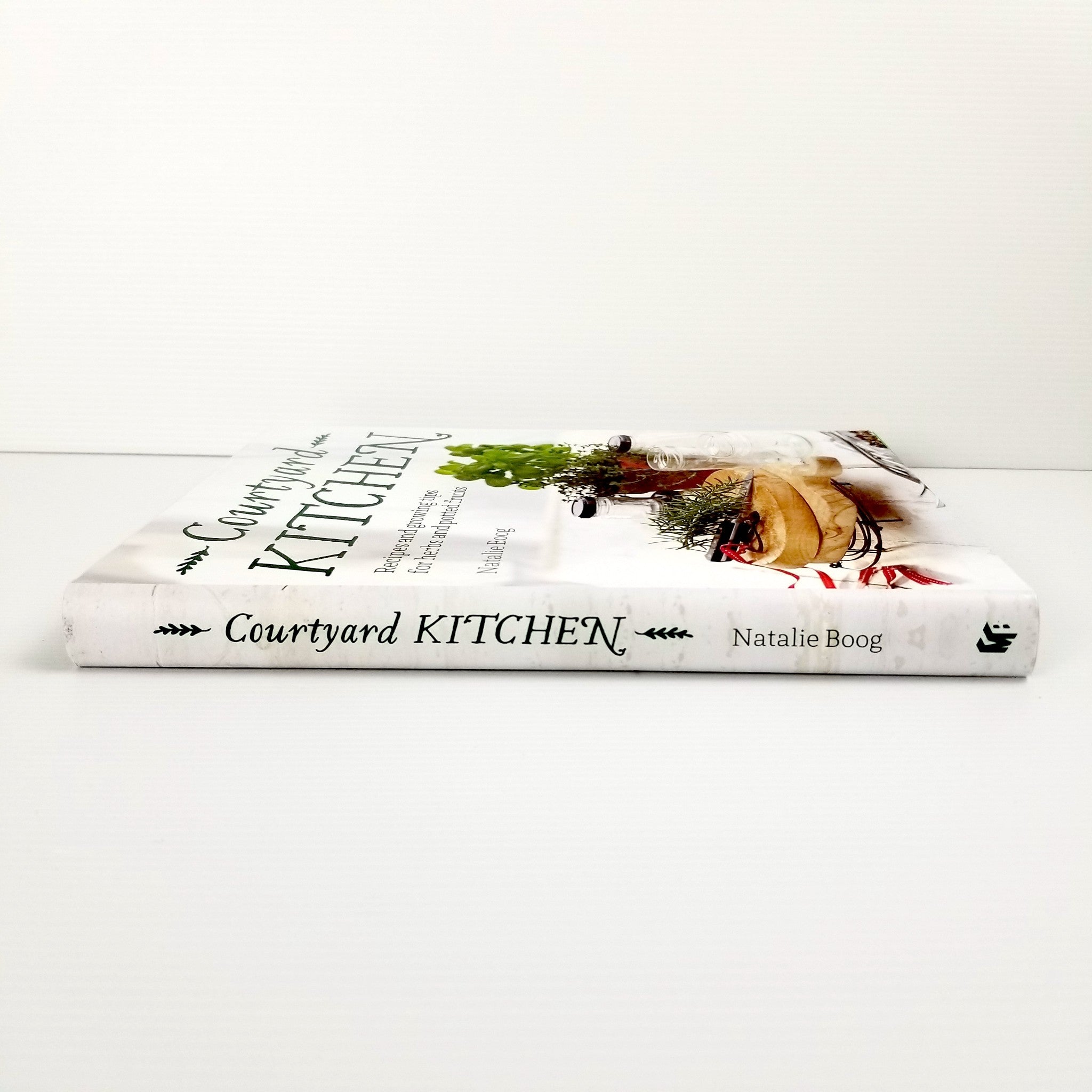 Courtyard Kitchen: Recipes and growing tips for herbs and potted fruits, N. Boog