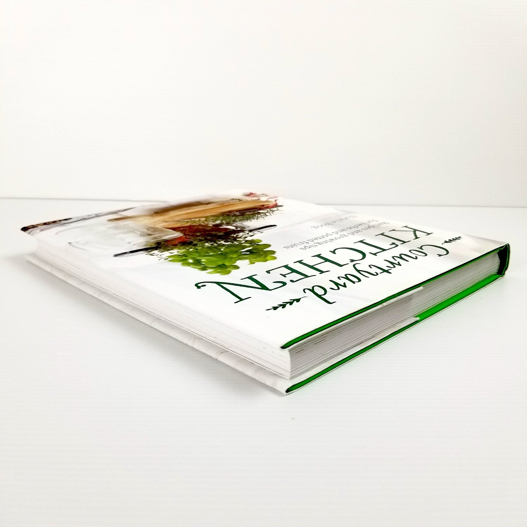Courtyard Kitchen: Recipes and growing tips for herbs and potted fruits, N. Boog