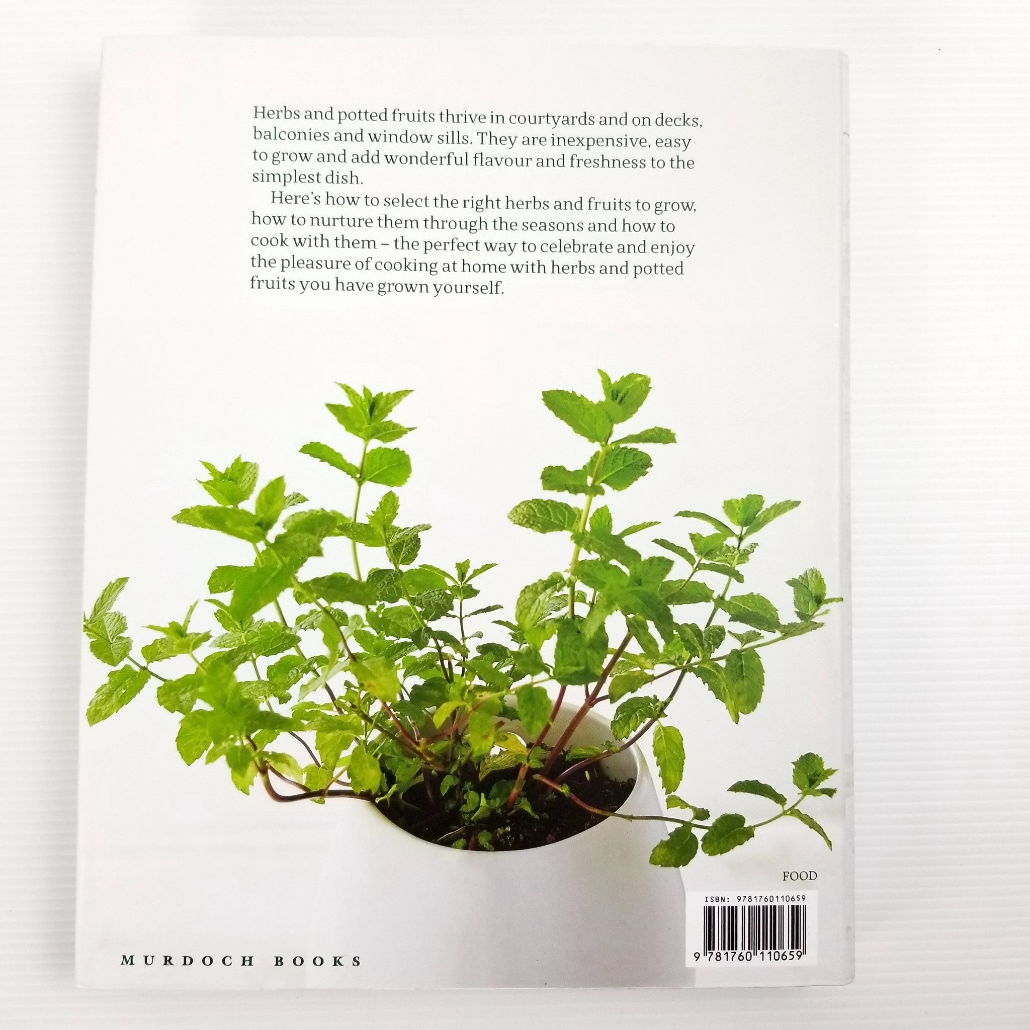Courtyard Kitchen: Recipes and growing tips for herbs and potted fruits, N. Boog